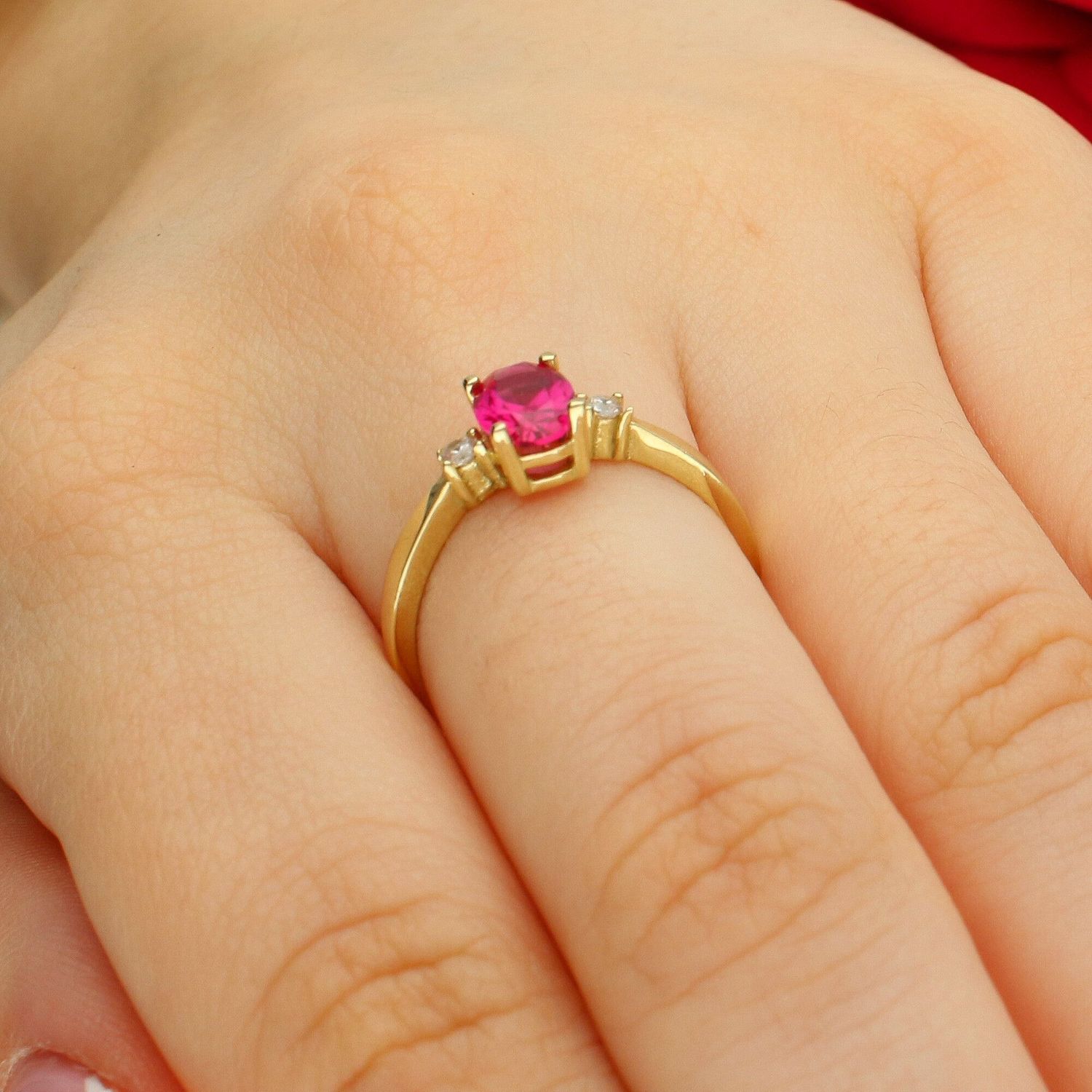 Złoty pierścionek damski z różową cyrkonią i dwoma białymi kamieniami cyrkonie.jpg